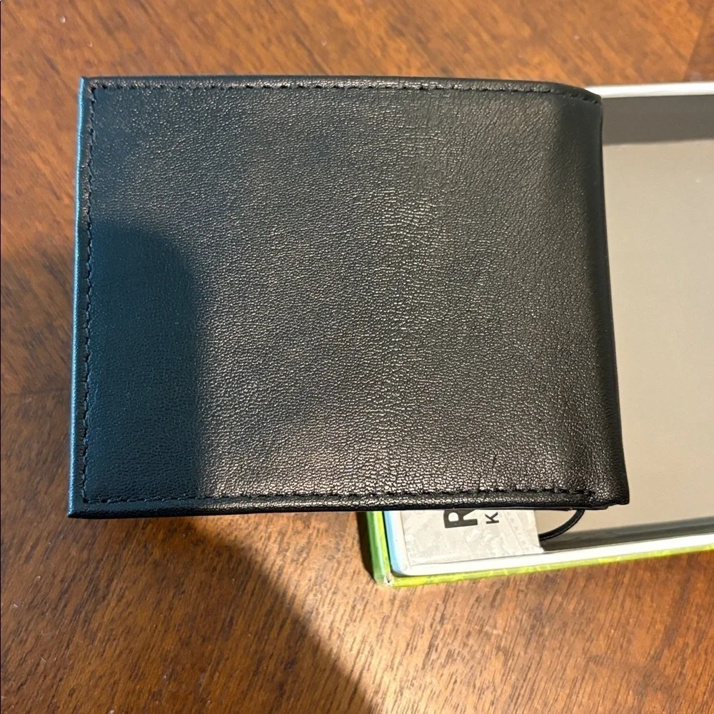 Kenneth Cole Reaction wallet/ card holder  unisex  leather black  4 x 3.5 NIB
